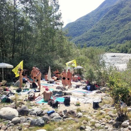 Varallo Sesia, prima spiaggia italiana naturista lungo un fiume